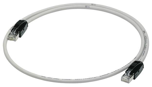 Ein graues Ethernet-Kabel mit schwarzen Steckern an beiden Enden, liegt zu einem Kreis gebogen.