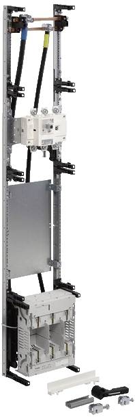 Innerer Aufbau einer elektrischen Schalttafel mit mehreren Komponenten, darunter Kabel, Träger und ein Schaltermodul, montiert an einer vertikalen Schiene.