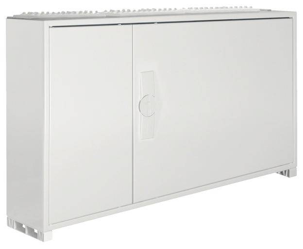 Ein weißer, rechteckiger Metallkasten mit Tür, wahrscheinlich ein Verteiler- oder Schaltschrank, freistehend.