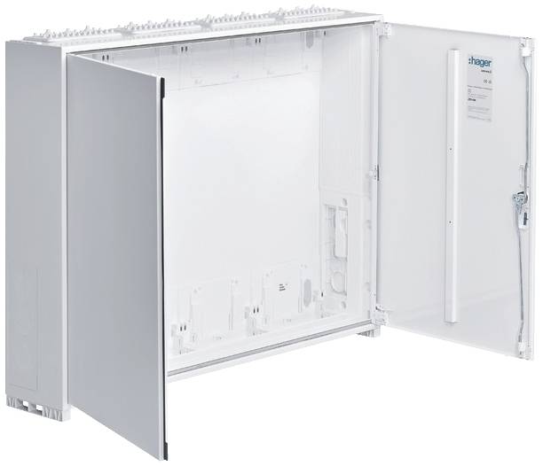 Ein geöffneter, weißer Verteilerkasten mit sichtbarer Elektronik und Kabelanschlüssen; Tür teilweise geöffnet.