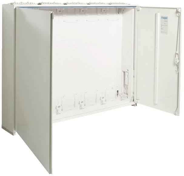 Ein geöffneter, leerer Verteilerkasten mit zwei Türen, zeigt Platz für elektronische Komponenten.