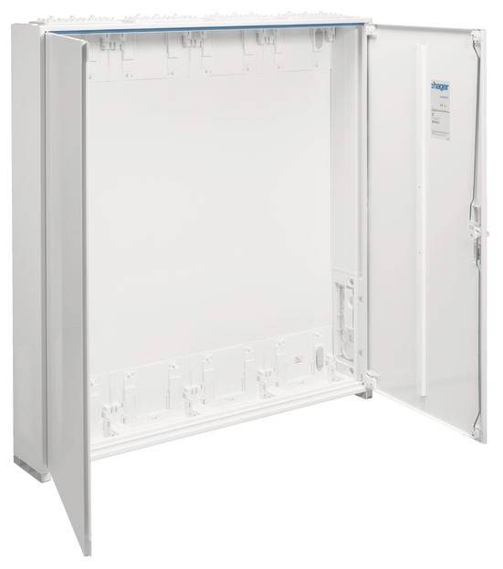 Offener weißer Verteilerkasten mit leeren Schienen für elektrische Installationen. Tür ist geöffnet, Marke im Inneren sichtbar.