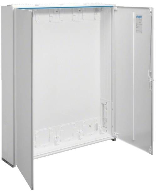 Ein geöffneter, leerer Schaltschrank mit weißen Türen und Innenraum, bereit zur Installation elektrischer Komponenten.