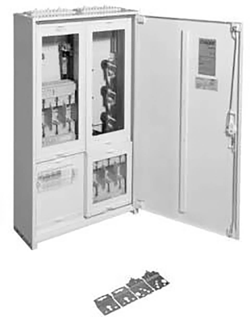Ein offener Schaltschrank mit sichtbaren elektrischen Komponenten und Sicherungen, daneben ausgelegte Montageplatten auf dem Boden.