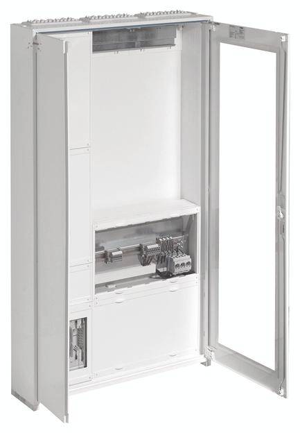 Ein offener Verteilerkasten mit mehreren Fächern und sichtbaren elektrischen Komponenten, wie Schalter und Verkabelung.