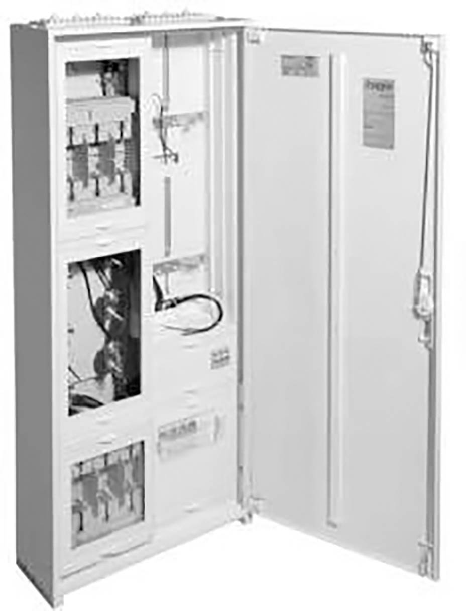 Ein geöffneter Schaltschrank mit verschiedenen elektrischen Bauteilen und Kabeln, die in vertikalen Reihen angeordnet sind.