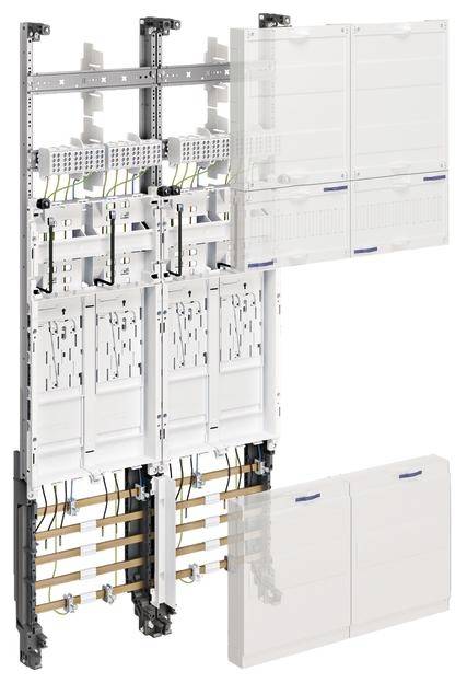 Stromverteilerkasten in modularer Bauweise, zeigt interne Komponenten wie elektrische Anschlüsse und Sicherungen.