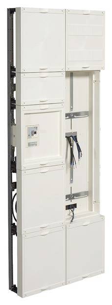 Hochformatiges elektrisches Schaltschrankgehäuse mit Türen und sichtbaren Kabeln. Entworfen für die Unterbringung von elektrischen Komponenten.