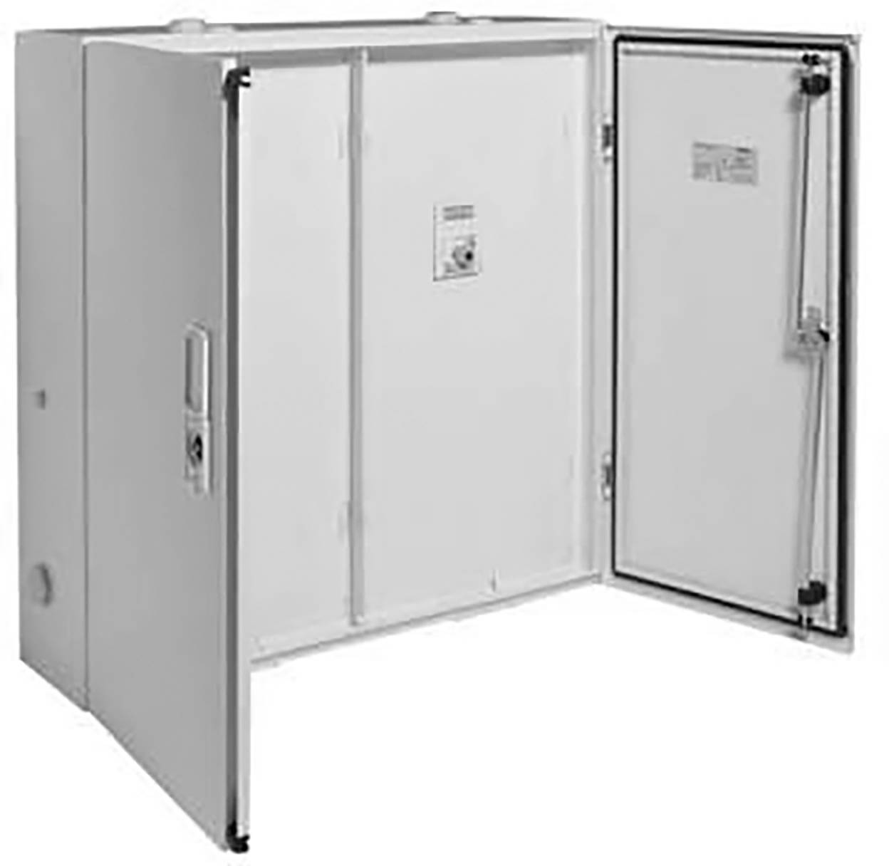 Ein offener weißer Metallschrank mit einer geöffneten Tür, die den Innenraum zeigt. Keine Gegenstände sind sichtbar im Inneren.