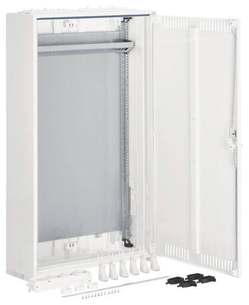 Ein leerer, offener Schaltschrank aus Metall mit abnehmbarer Tür und eingebauter Montageschiene. Zubehör liegt unten bereit.
