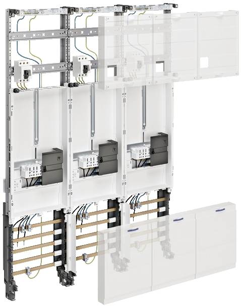 Ein dreiteiliger elektrischer Schaltschrank mit sichtbaren Kabeln und Komponenten, teilweise durch eine transparente Abdeckung verdeckt.