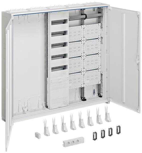 Offener Verteilerkasten mit Kabelkanälen und Schaltflächen. Zubehörteile sind davor angeordnet. Geeignet für elektrische Installationen.