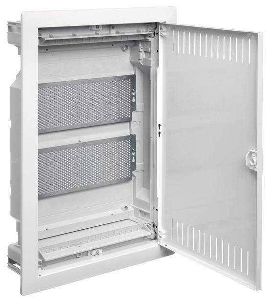 Ein offener Schaltschrank mit mehreren Einbauschächten und Lüftungsschlitzen in der Tür, geeignet für elektrische Installationen.