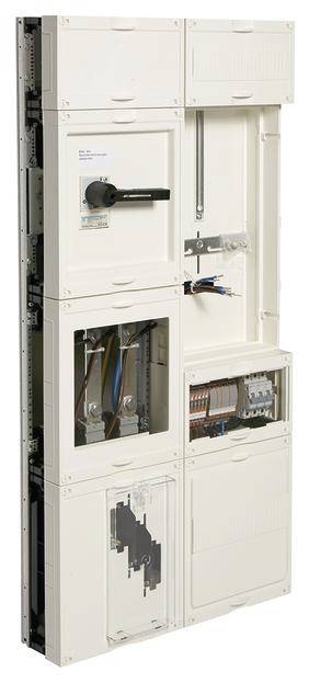 Ein vertikal angeordneter elektrischer Schaltschrank mit verschiedenen Fächern und Schaltern für die Hausverkabelung.