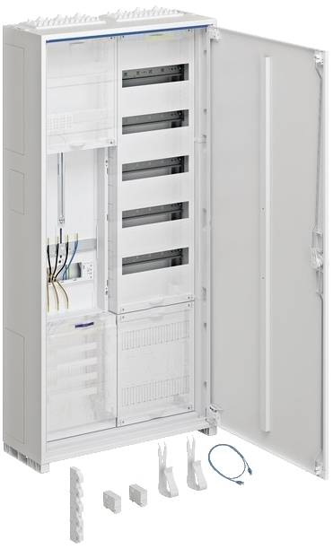 Ein geöffneter Schaltschrank zeigt elektrische Komponenten und Kabel. Mehrere Module und Zubehörteile sind sichtbar.