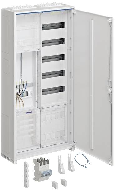 Ein geöffneter Schaltschrank mit Stromkabeln und Sicherungskomponenten. Daneben liegen einzelne Bauteile, wie Steckverbinder und Kabel.