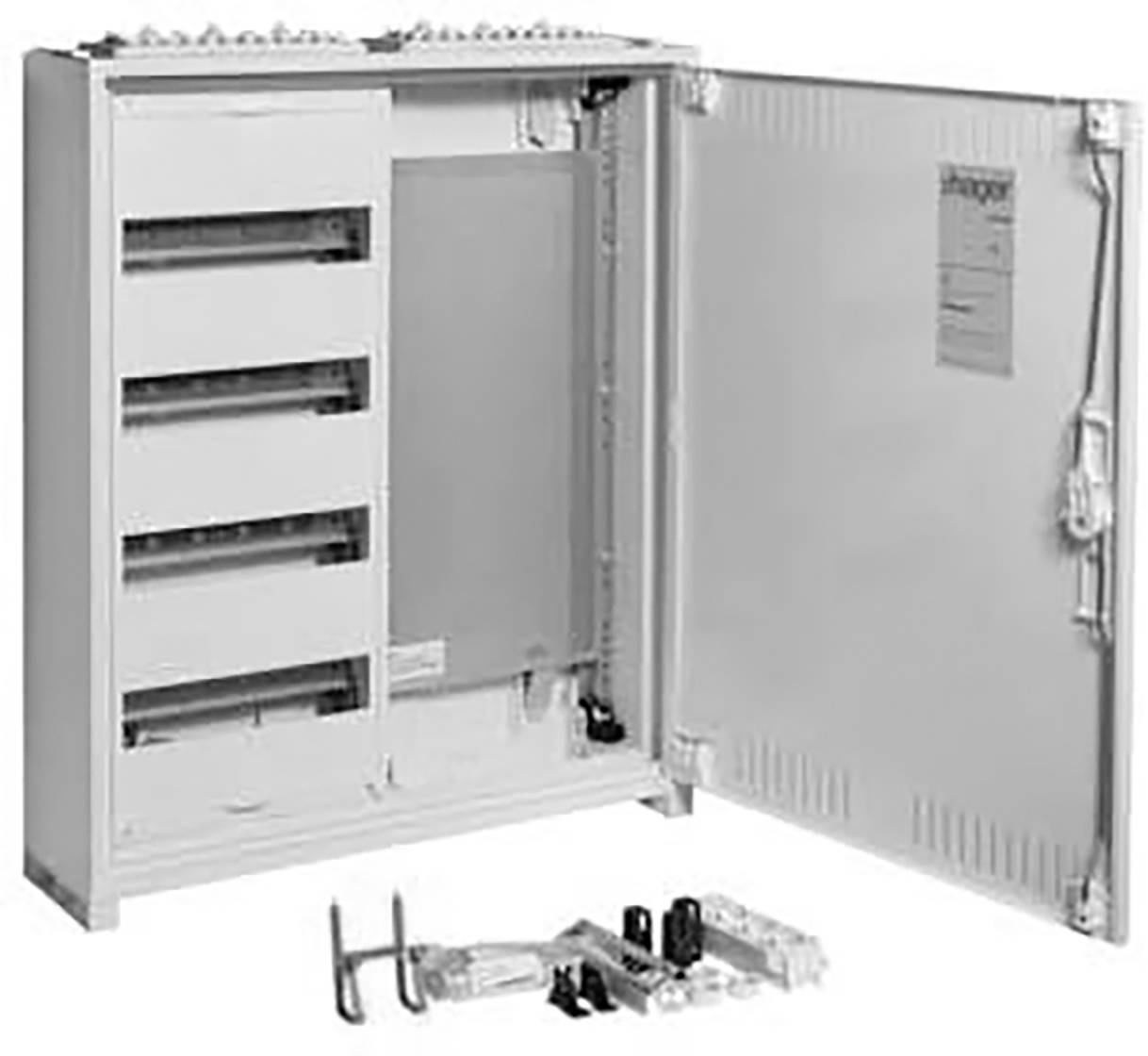 Ein geöffneter Schaltschrank mit mehreren Ablagen, darauf liegende Kleinteile und Werkzeuge zur Installation.