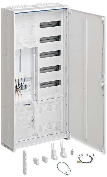 Ein offener Schaltschrank mit mehreren Komponenten und Kabeln, darunter zusätzliche Zubehörteile wie Kabel und Halterungen.