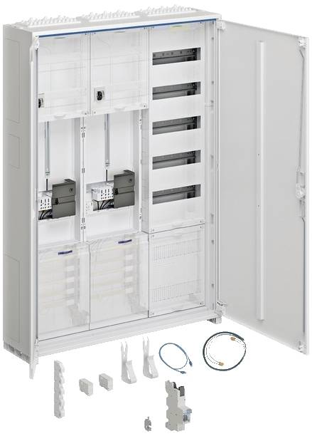 Ein geöffneter Schaltschrank mit mehreren Fächern und elektrischen Komponenten. Auf dem Boden liegen verschiedene Kabel und Verbindungselemente.