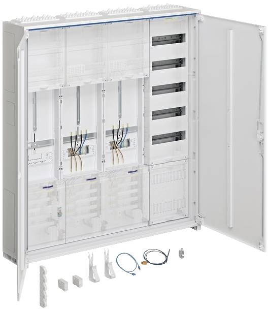 Großer weißer Schaltschrank mit offenen Türen zeigt innen Kabel und Steckplätze. Zubehör wie Kabel und Halterungen sind davor angeordnet.