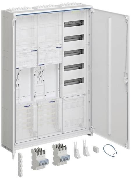 Offener Verteilerkasten mit Modulen und Verkabelung; Bauteile zur Installation liegen davor.