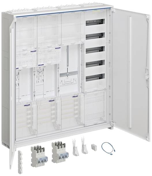Elektroverteilungsschrank mit geöffneten Türen, zeigt interne Module und Anschlüsse. Zwei FI-Schalter und Zubehör befinden sich davor.