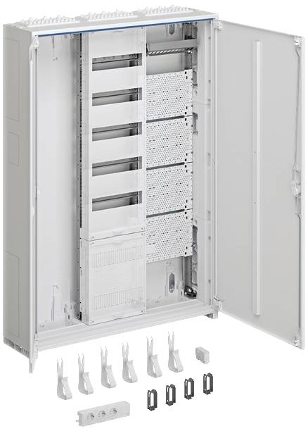 Offener Netzwerkschrank mit mehreren Steckplätzen und Zubehörteilen darunter, darunter Halterungen und Klemmen, zur Installation.