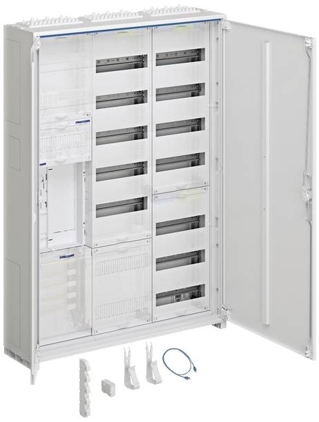 Offener Schaltschrank mit modularen Fächern, verschiedenen Kabeln und Montagezubehör darunter, zur strukturierten Verkabelung.