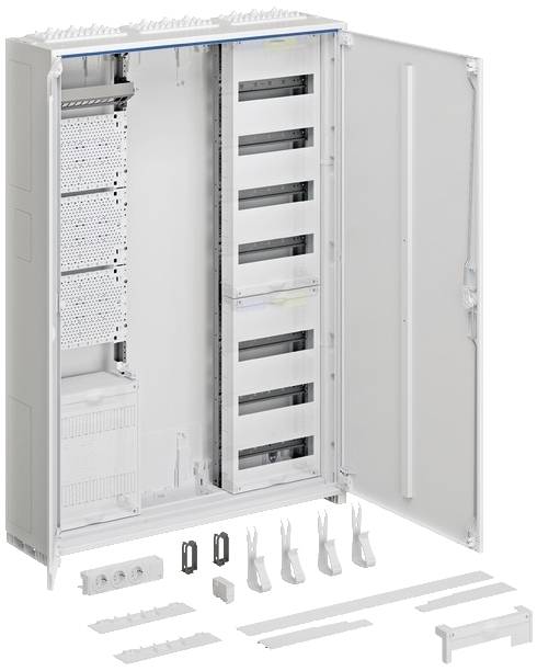 Geöffneter elektrischer Schaltschrank mit eingebauten Geräten und Zubehörteilen, die auf dem Boden angeordnet sind.