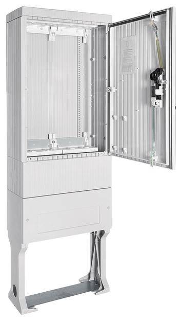 Ein geöffneter elektrischer Schaltschrank mit sichtbarer Verkabelung und Sicherungen. Hauptgehäuse und Tür bestehen aus Metall.