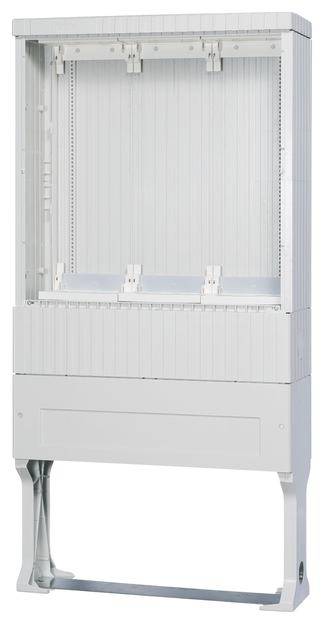 Metallschrank mit schmalem, rechteckigem Rahmen und Öffnung vorne. Dieser ist leer und wird vermutlich als Sicherungskasten genutzt.