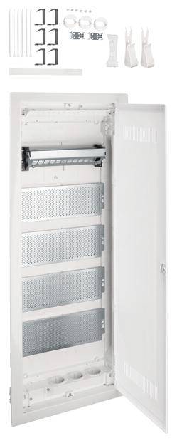 Weißer, geöffneter Technikschrank mit Lüftungsschlitzen, Zubehör wie Schrauben und Halterungen oben gezeigt.