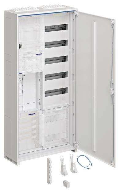 Offener Schaltschrank mit mehreren Ebenen zur Verkabelung und Montage elektronischer Komponenten. Kabel und Zubehör liegen unten bereit.
