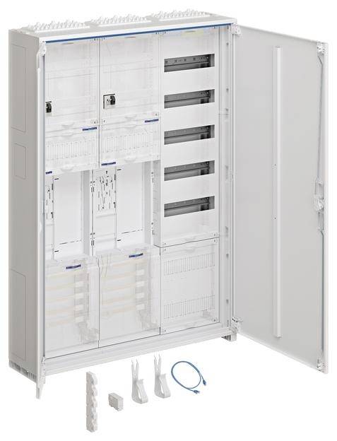Geöffneter Schaltschrank mit mehreren Fächern, Steckplätzen und Kabeln im Inneren. Zubehör liegt unten auf dem Boden.