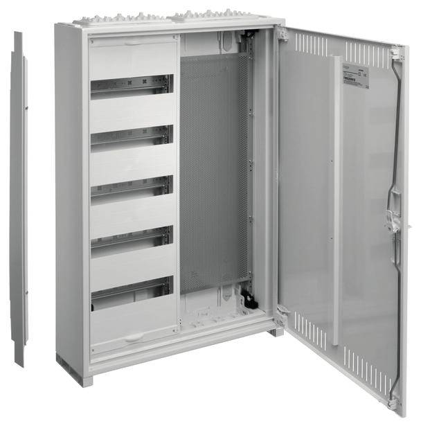 Ein offener Schaltschrank mit mehreren Fächern und eingebauter Hardware. Die Tür ist geöffnet, um das Innere zu zeigen.