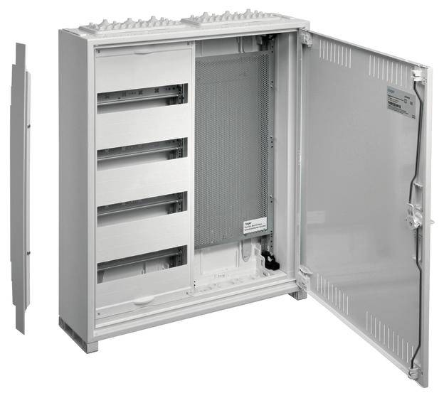 Ein geöffneter Elektronikschrank mit mehreren Fächern und Kabelanschluss im Inneren, vor grauem Hintergrund.