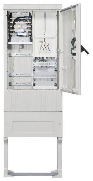 Offener Schaltschrank mit sichtbarer Verkabelung und elektrischen Komponenten im Inneren. Die Tür ist geöffnet, um das Innenleben zu zeigen.