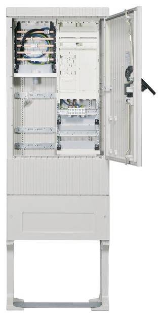 Ein geöffneter Schaltschrank zeigt Kabel und elektrische Komponenten, die ordentlich angeordnet sind, um die Stromverteilung zu steuern.