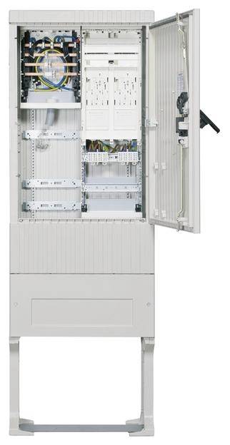 Der geöffnete Schaltschrank zeigt Verkabelung und elektronische Komponenten. Eignet sich zur Veranschaulichung von Technikinstallationen.