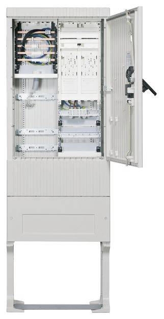 Ein geöffneter Schaltschrank mit sichtbaren Kabeln und elektronischen Komponenten, einschließlich Schaltkreisen und Anschlüssen.