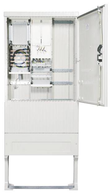 Ein geöffneter, leerer Schaltschrank mit sichtbaren Verdrahtungsrouten und Montageschienen. Tür rechts offen, Innenraum sichtbar.