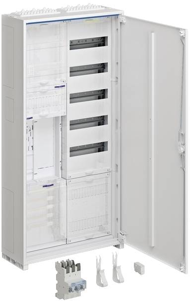Elektrischer Schaltschrank mit geöffneter Tür, zeigt Regale und Montagebereiche. Daneben liegen drei Gerätekomponenten zur Installation.