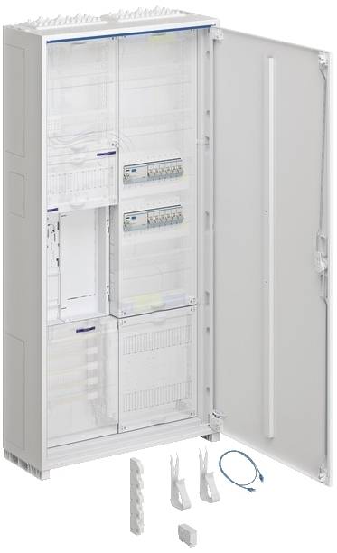 Ein geöffneter, leerer Schaltschrank mit mehreren Einschüben und Zubehörteilen wie Klemmen und Kabel für Elektroinstallationen.