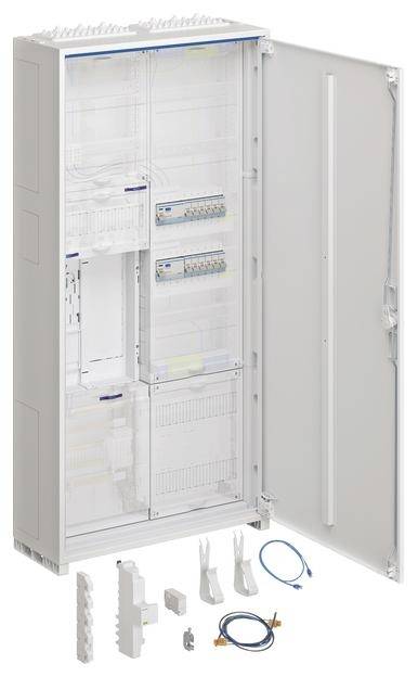 Ein geöffneter Schaltschrank mit mehreren Steckplätzen, elektrische Komponenten, und herumliegende Verbindungskabel sowie Befestigungsmaterial.