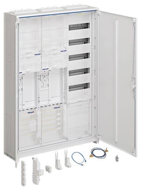 Ein geöffneter Schaltschrank mit mehreren Fächern. Unten sind lose Komponenten und Kabel zur Installation zu sehen.