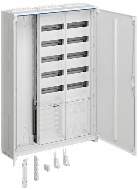 Ein geöffneter Schaltschrank mit mehreren Fächern für Elektrokomponenten. Zubehörteile liegen davor.