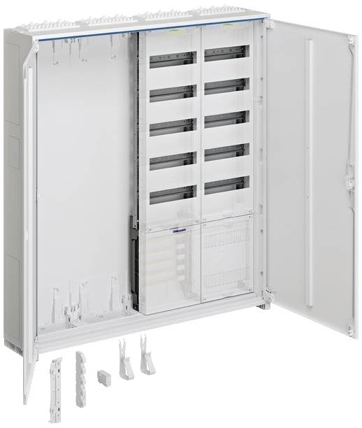 Großer, geöffneter Schaltschrank mit mehreren Fächern und Zubehörteilen davor. Geeignet für die Installation elektrischer Komponenten.