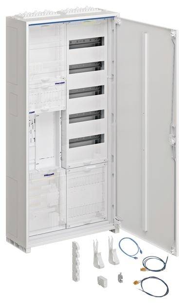 Elektrischer Schaltschrank mit geöffneter Tür, aufgeteilt in mehrere Fächer für Kabelmanagement und Geräteinstallation, Zubehör liegt davor.