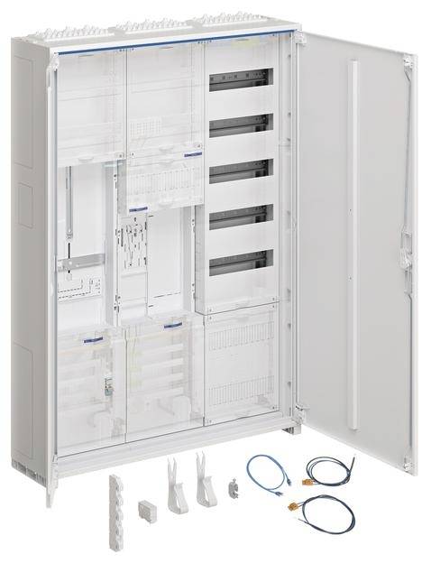 Offener Schaltschrank mit mehreren Fächern und Kabeln. Enthält Zubehörteile wie Clips und Kabel. Eignet sich zur Elektroinstallation.