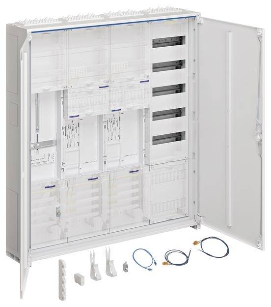 Elektrischer Verteilerkasten mit offenem Türdesign, zeigt Fächer für Kabel und Module. Einige Kabel und Zubehörteile sind davor platziert.